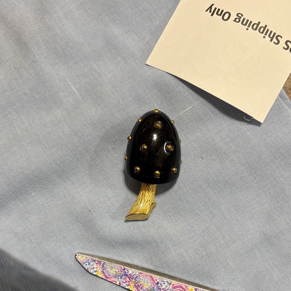 Vtg Black enamel and Goldtone Trifari Mushroom Brooch